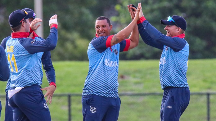 190920 zhivago groenewald gives a high five from craig williams after taking a wicket